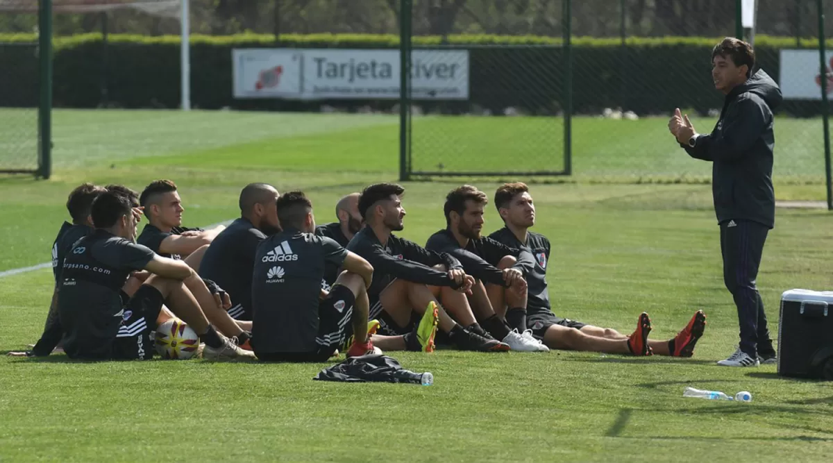 RECUPERADO. Leonardo Ponzio, junto a sus compañeros, escucha a Gallardo.