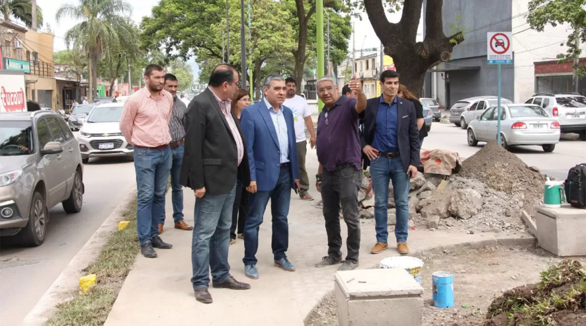 SUR DE LA CIUDAD. Alfaro recorrió obras en la platabanda de una avenida.