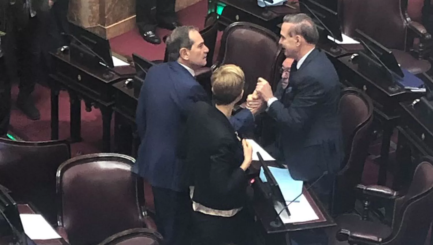 EN EL SENADO. Momentos antes del inicio de la sesión, Alperovich se acercó a saludar a Pichetto.