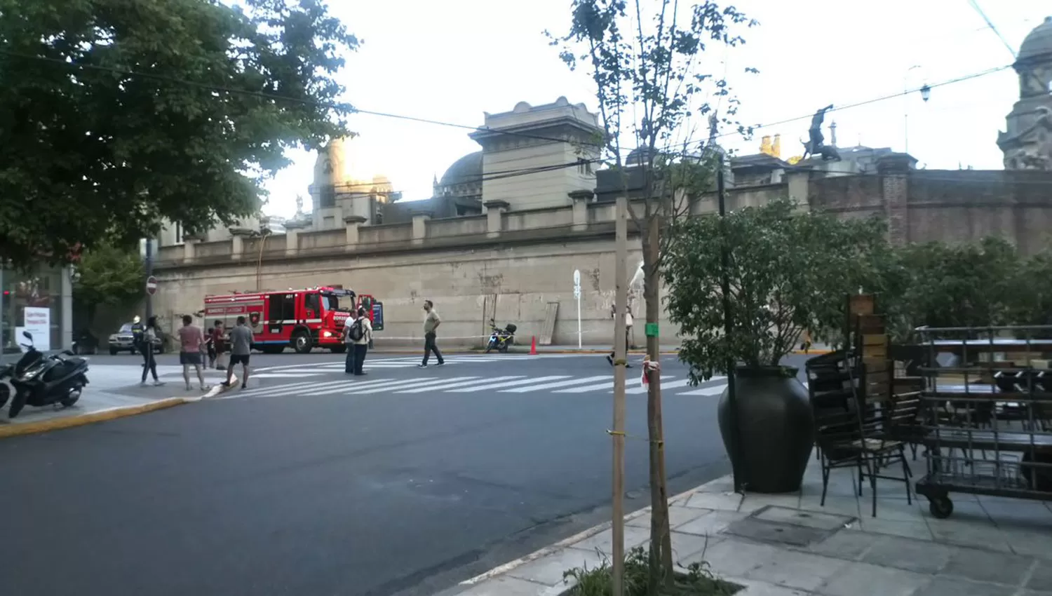 Hubo una explosión en el cementerio de Recoleta y una mujer resultó herida de gravedad