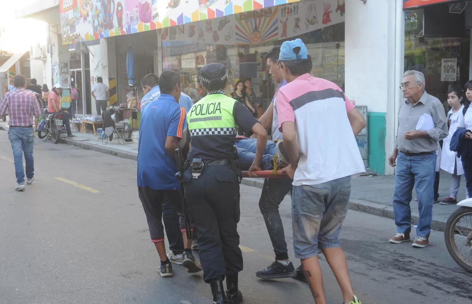 CAMINANDO. Así trasladaron a la víctima hacia el hospital.