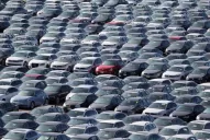 La venta de autos se derrumbó casi el 50%
