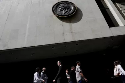 El dólar minorista saltó 55 centavos y concluyó la jornada cerca de los $ 37