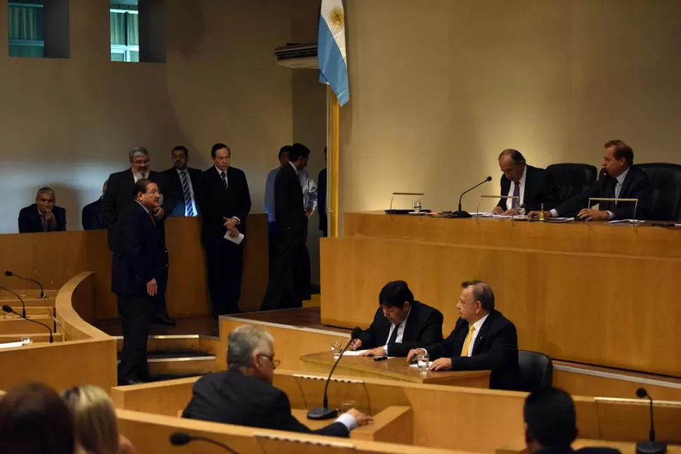 MOMENTO TENSO. Cortalezzi, desde el estrado de presidencia, confronta a Pellegrini, que lo observa desafiante y le dice que la sesión ha caído. la gaceta / foto de DIEGO ARAOZ