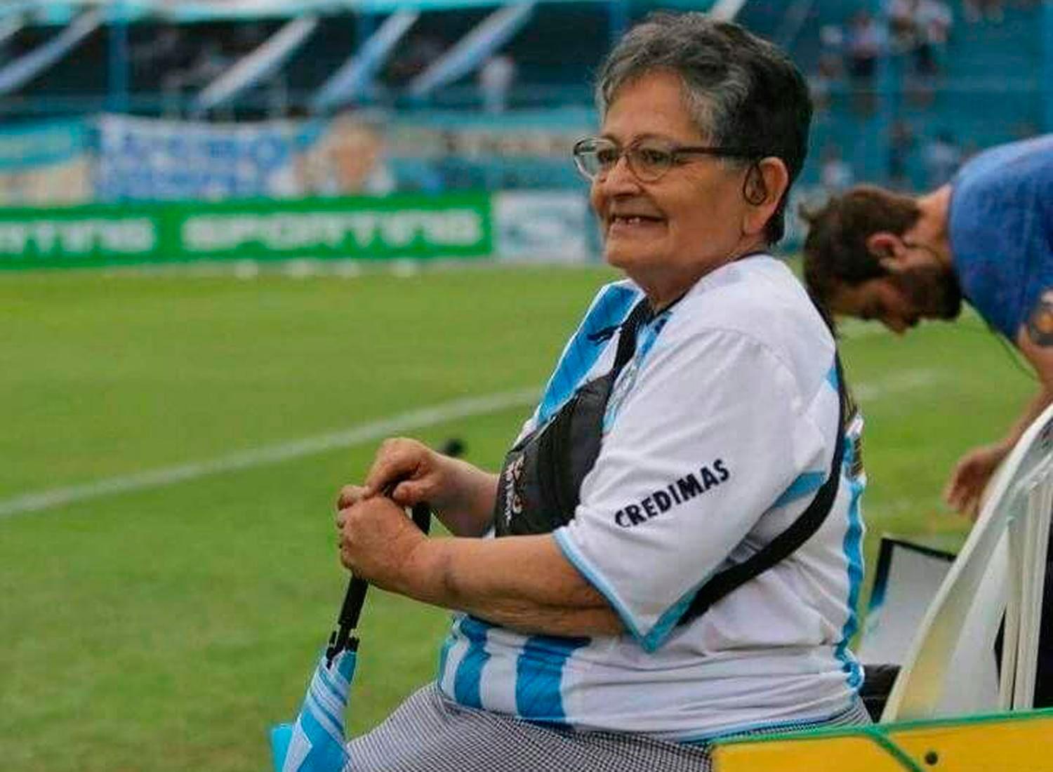 RAMONITA. La mamá de los hinchas decanos cumplió su sueño ayer.