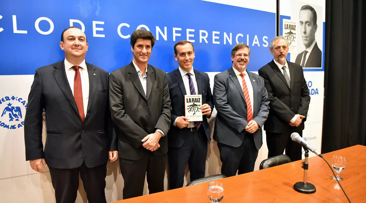 EN LA UNSTA. El decano Ricardo von Büren; el gerente general de LA GACETA, José Pochat; Hugo Alconada Mon; el rector de la Unsta, Francisco José López Cruz, y el director de la carrera de Comunicación Social, Fernando García.