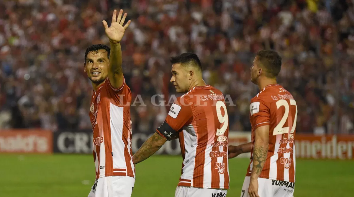 ENCENDIDO. Costa llegó para convertirse en la manija del Santo y poco a poco suma minutos, goles y elogios.