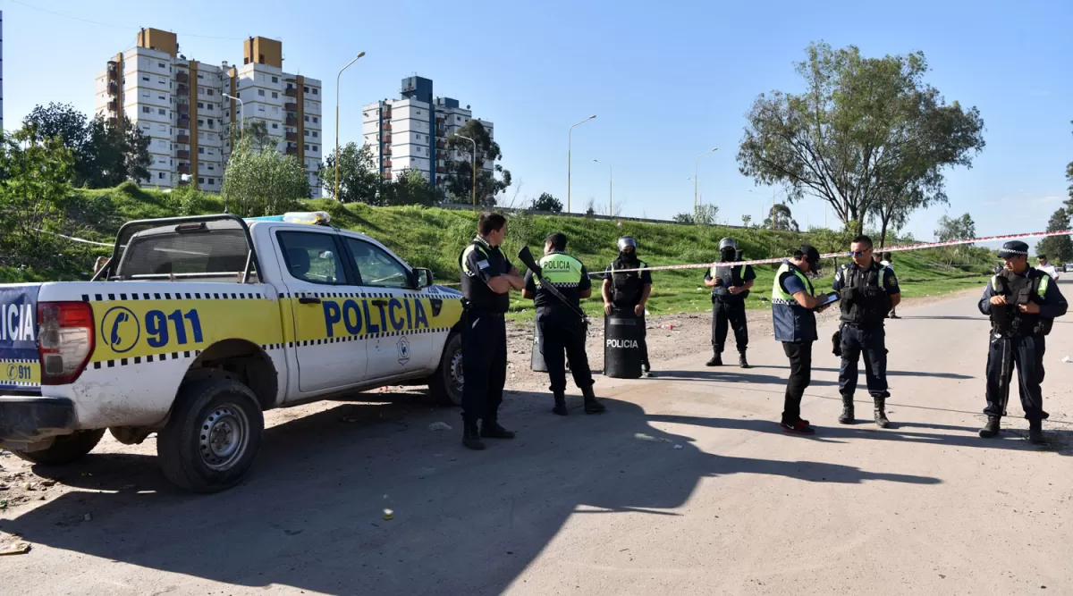 OPERATIVO. Tras el enfrentamiento, policías de la provincia se presentaron en el lugar y cortaron la circulación hasta que los peritos completaron su tarea. LA GACETA/FOTOS DE INÉS QUINTEROS ORIO