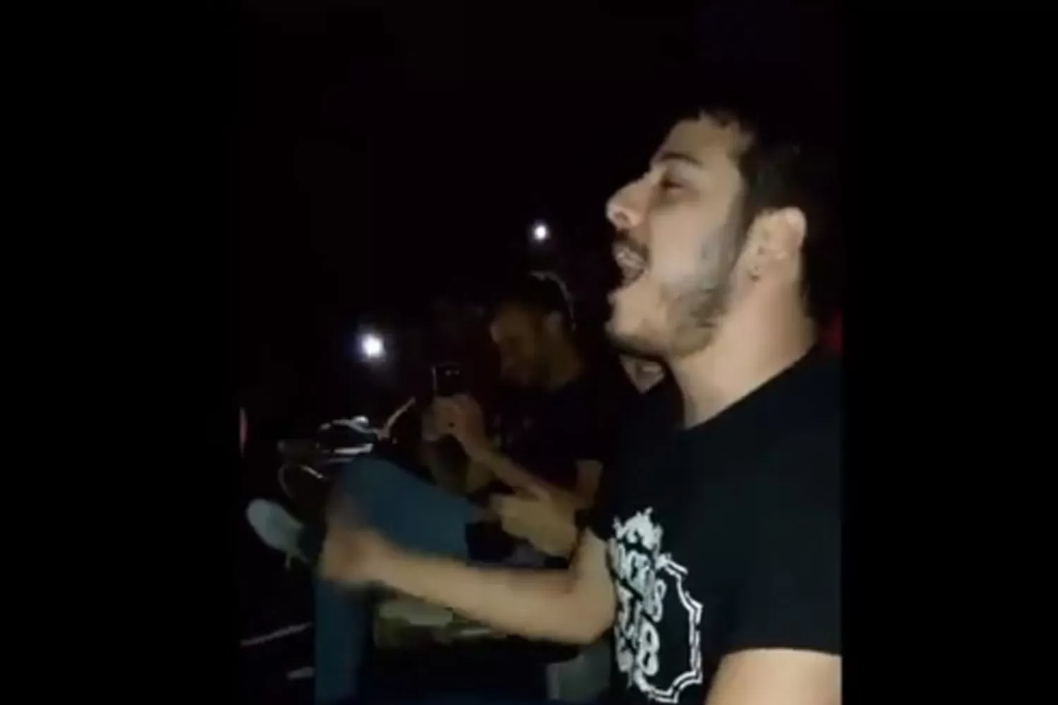 IMITÓ A MERCURY. Un hombre cantó cuando se cortó la luz en el cine.