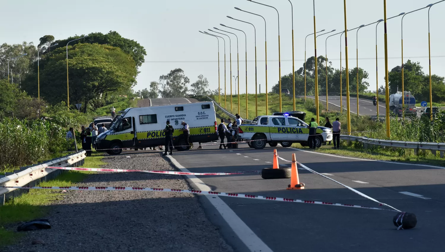 Los investigadores haciendo las pericias en la zona donde se produjo el hecho. LA GACETA/FOTO DE INÉS QUINTEROS ORIO