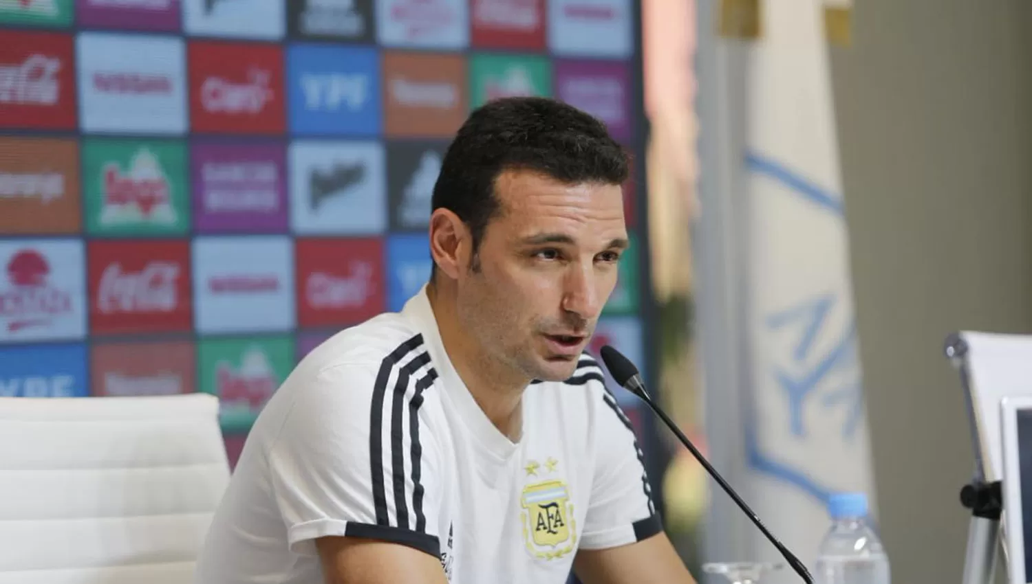 Lionel Scaloni dio una conferencia de prensa en Ezeiza. FOTO TOMADA DE TWTTER @Argentina