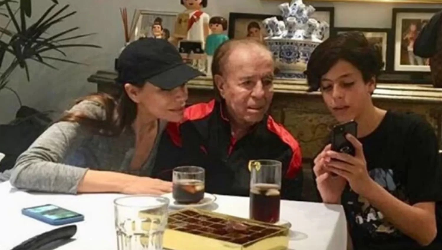 Zulemita, Carlos y Máximo Menem en un reencuentro familiar.