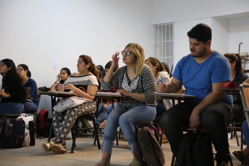 EN LA UNT. Cynthia “Vicky” Lazarte es estudiante viaja desde Aguilares para cursar Ciencias de la Educación. LG PLAY.-