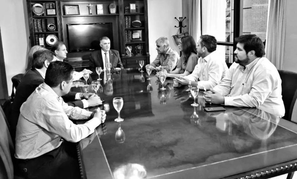 EN LA CÁMARA. Jaldo (a la cabecera) recibió ayer a los concejales del PJ. prensa legislatura