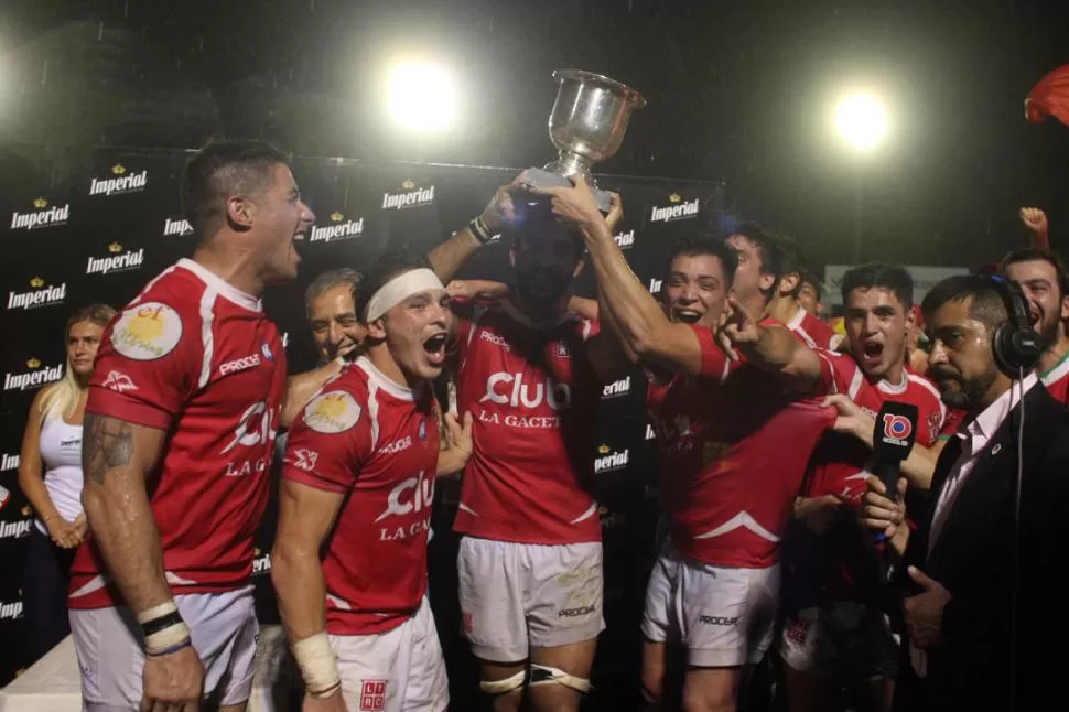 FELICIDAD ABSOLUTA. Los jugadores de Los Tarcos alzan la Copa LA GACETA después de vencer al plantel de Tucumán Rugby, en cancha de Lawn Tennis. la gaceta / foto de juan pablo sánchez noli