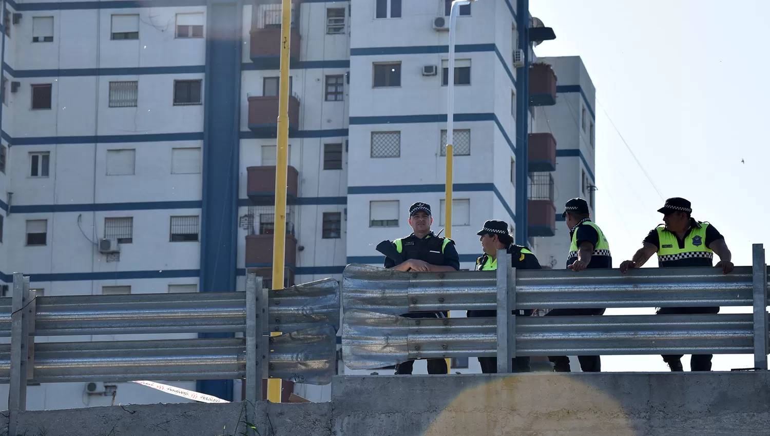 La Policía de la Provincia en el lugar donde se produjo el tirote. LA GACETA/FOTO DE INÉS QUINTEROS ORIO