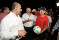 El Pulguita ahora se muestra con Manzur: lo hizo en un torneo infantil de fútbol que lleva su nombre
