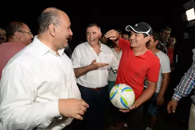 El Pulguita ahora se muestra con Manzur: lo hizo en un torneo infantil de fútbol que lleva su nombre