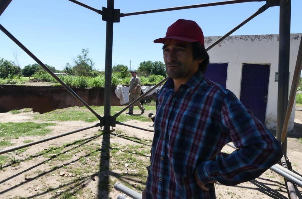 NECESIDAD. Mario Medina pide que por favor contengan las aguas.