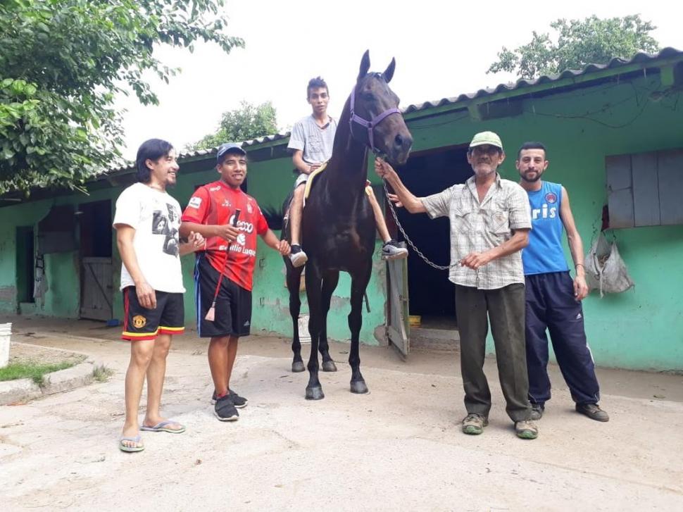 TODOS JUNTOS. El trabajo en equipo entre los peones es clave para que los caballos consigan buenos resultados. la gaceta / foto de carlos gustavo chirino