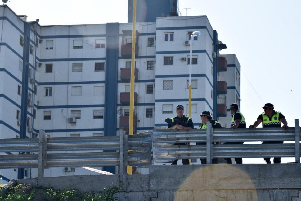 ESPERA. Los policías aguardan la llegada de la “morguera” de Bomberos. 