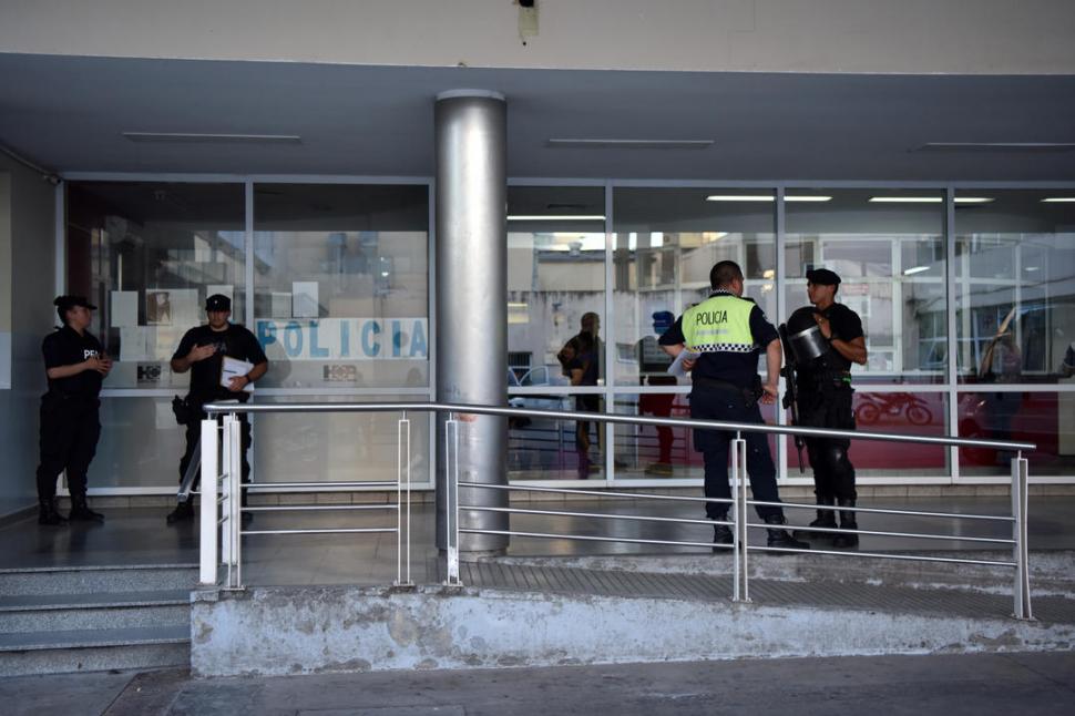 HOSPITAL PADILLA. Uniformados esperan novedades del federal herido. 