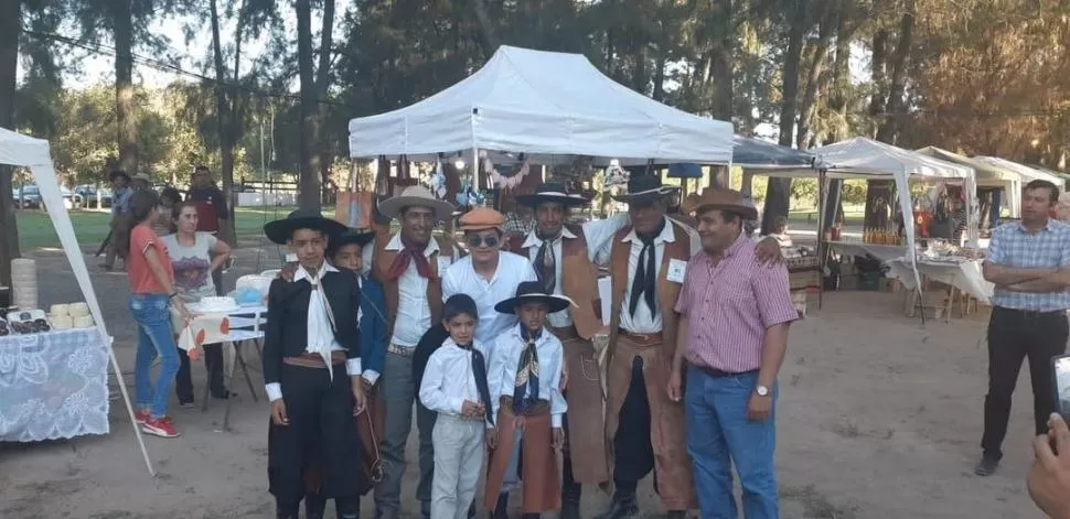 BIEN “LOOKEADO” Y RODEADO. “Pulguita” posa con un sombrero típico en Trancas, junto con gauchos adultos y niños.  gentileza gustavo massa