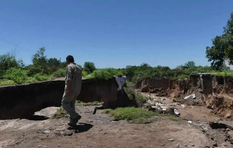 AVANCE DEL AGUA. El extenso cañon amenaza con tragarse las casas de seis familias de Alto El Puesto. la gaceta / fotos de osvaldo ripoll