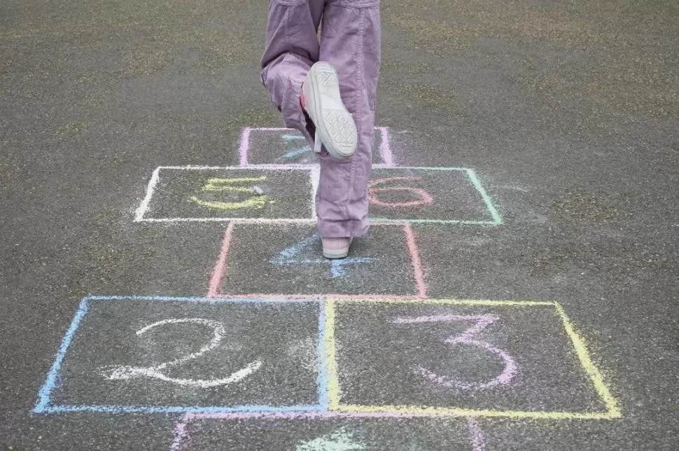 ¿TE ANIMÁS A PINTARLA? Con una rayuela, adultos y niños pueden reencontrarse en la vereda con el juego. 