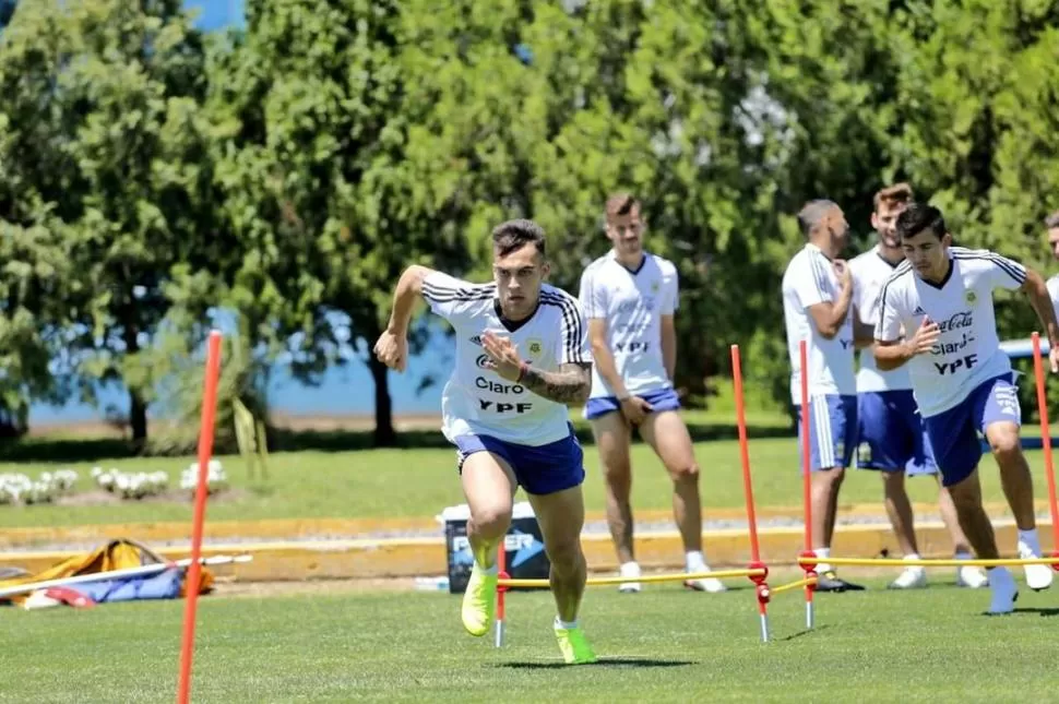 PUESTA A PUNTO. Lautaro Martínez y Marcos Acuña estarán desde el inicio en el partido de hoy frente a los mexicanos. afa