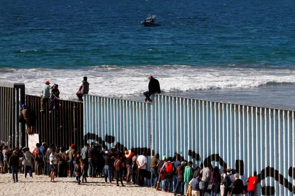 ESPERANZA. Muchos de los recién llegados quieren quedarse en las playas.  Reuters