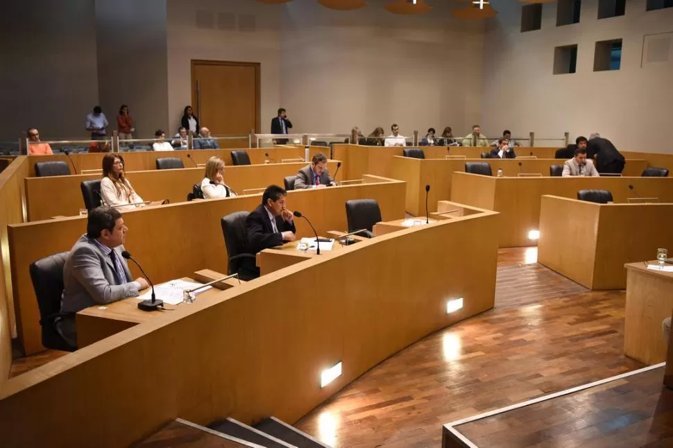 PERSONAL POLÍTICO. Algunos de los colaboradores contratados por cada bancada asisten a las sesiones para seguir la labor parlamentaria de los concejales. la gaceta / foto de Analía Jaramillo (archivo)