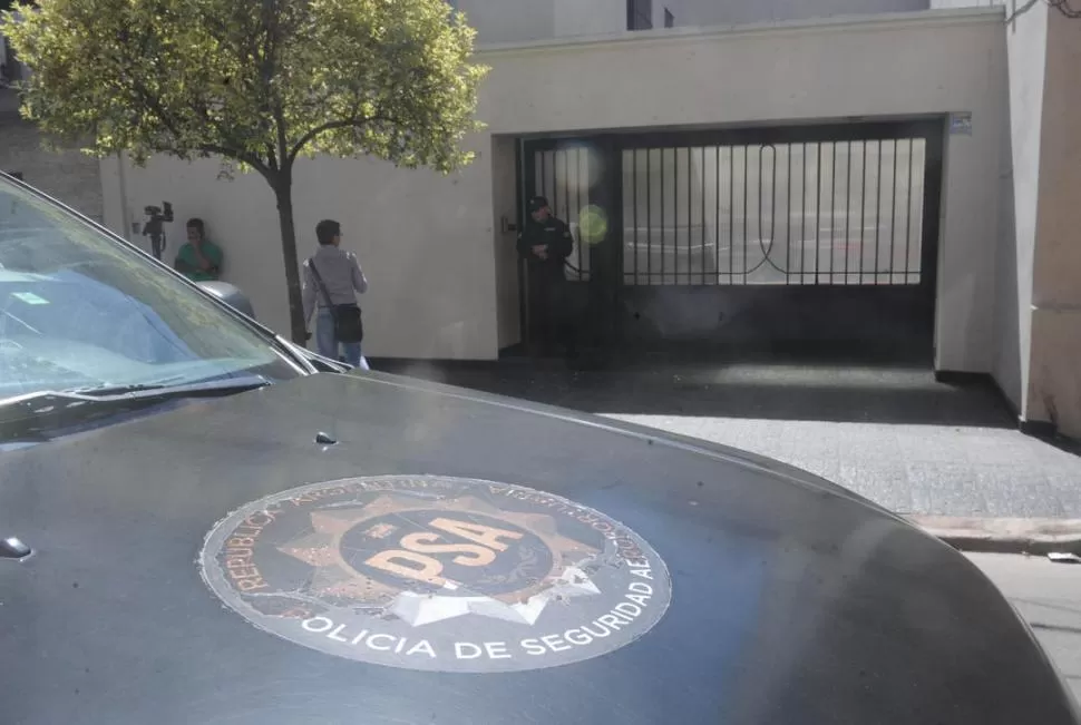 POR LA MAÑANA. Personal de la Policía de Seguridad Aeroportuaria se presentó en una casa de Balcarce al 200. la gaceta / foto de Antonio Ferroni