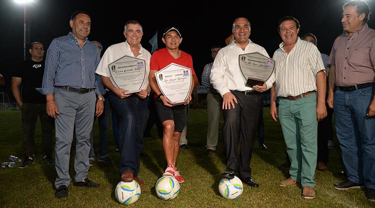 El Pulguita ahora se muestra con Manzur: lo hizo en un torneo infantil de fútbol que lleva su nombre