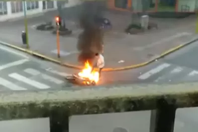 Video: tras chocar con una moto, un automovilista se bajó y le prendió fuego al rodado