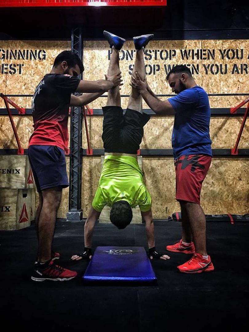 COLABORACIÓN. Flexiones de brazos en vertical: “Hand stand push ups”. 