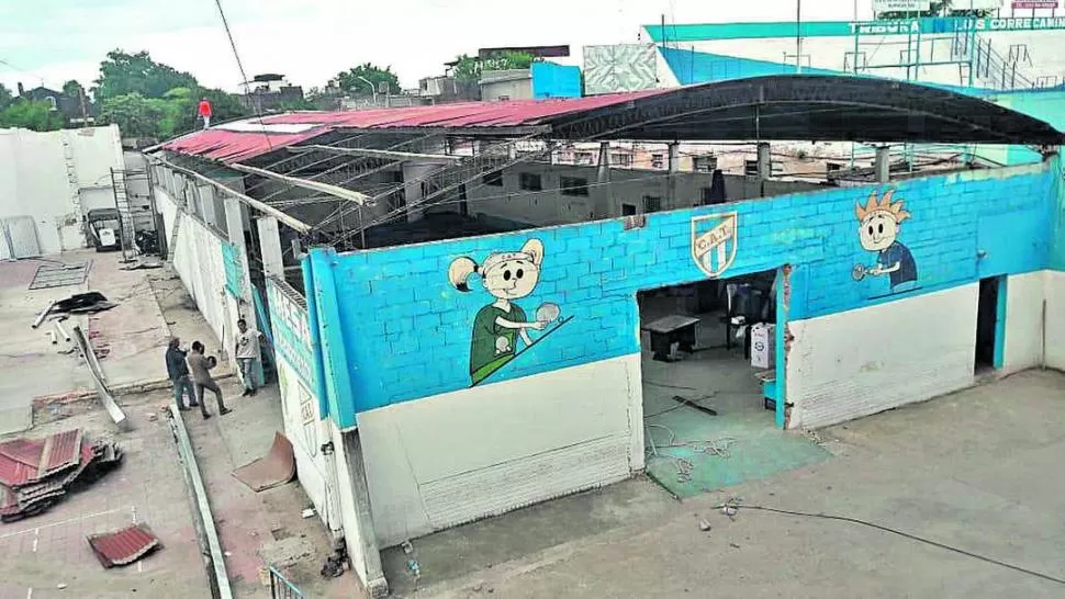 DEMOLICIÓN. Ayer comenzaron los trabajos para derribar el edificio que también sirvió para dar espacio a la zona mixta. prensa cat