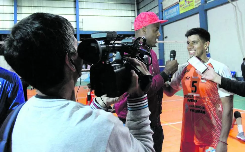 PERIODISTA. Mejía Ararat entrevista a Reyes en cancha de Tucumán de Gimnasia. fotos prensa monteros voley