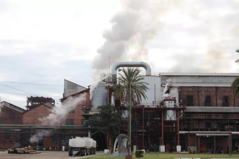 ÚLTIMAS HORAS. Las instalaciones del ingenio La Florida siguen en actividad procesando las últimas toneladas de caña que quedan en campos de Tucumán. 