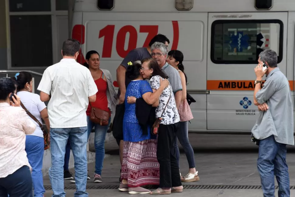 DOLOR. La madre (de azul) y el padre (de anteojos) llegan al Padilla, luego de viajar desde la capital formoseña. la gaceta / foto de DIEGO ARAOZ