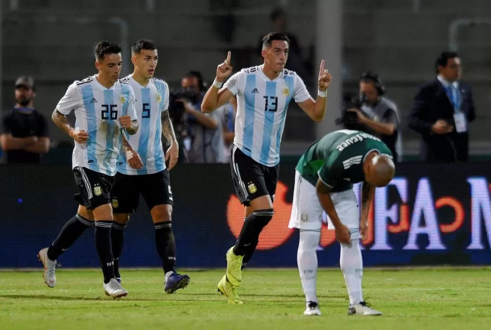 FESTEJO. Rodrigo Funes Mori ya marcó el gol y lo celebra;el jugador de Villarreal recibió un centro de Paulo Dybala. Reuters