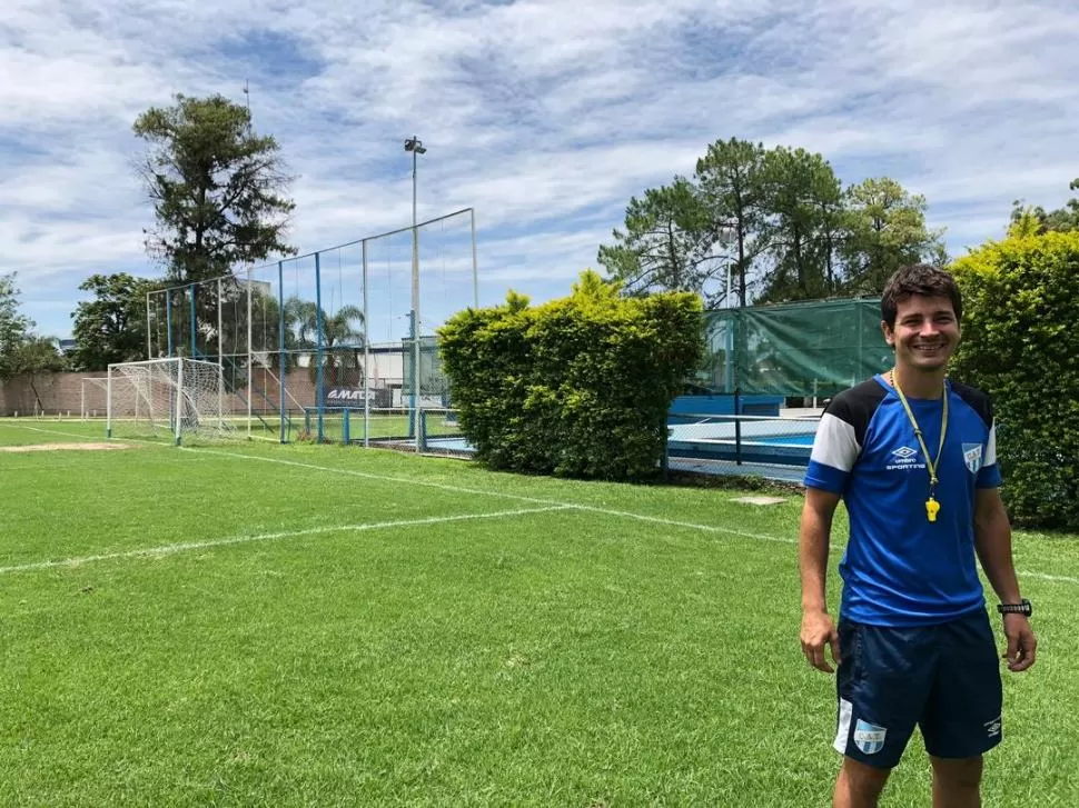 EN SU HÁBITAT. Cueva posa en la cancha central del complejo de Ojo de Agua. Allí trabaja todos los días, preparando a la Reserva junto a Pablo Aguirre. 