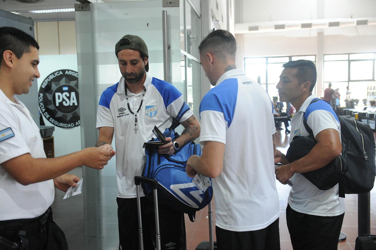 A VOLAR. Lucchetti entrega su pase a bordo y su DNI al presonal de seguridad, minutos antes de partir a Buenos Aires. LA GACETA/FOTO DE HÉCTOR PERALTA