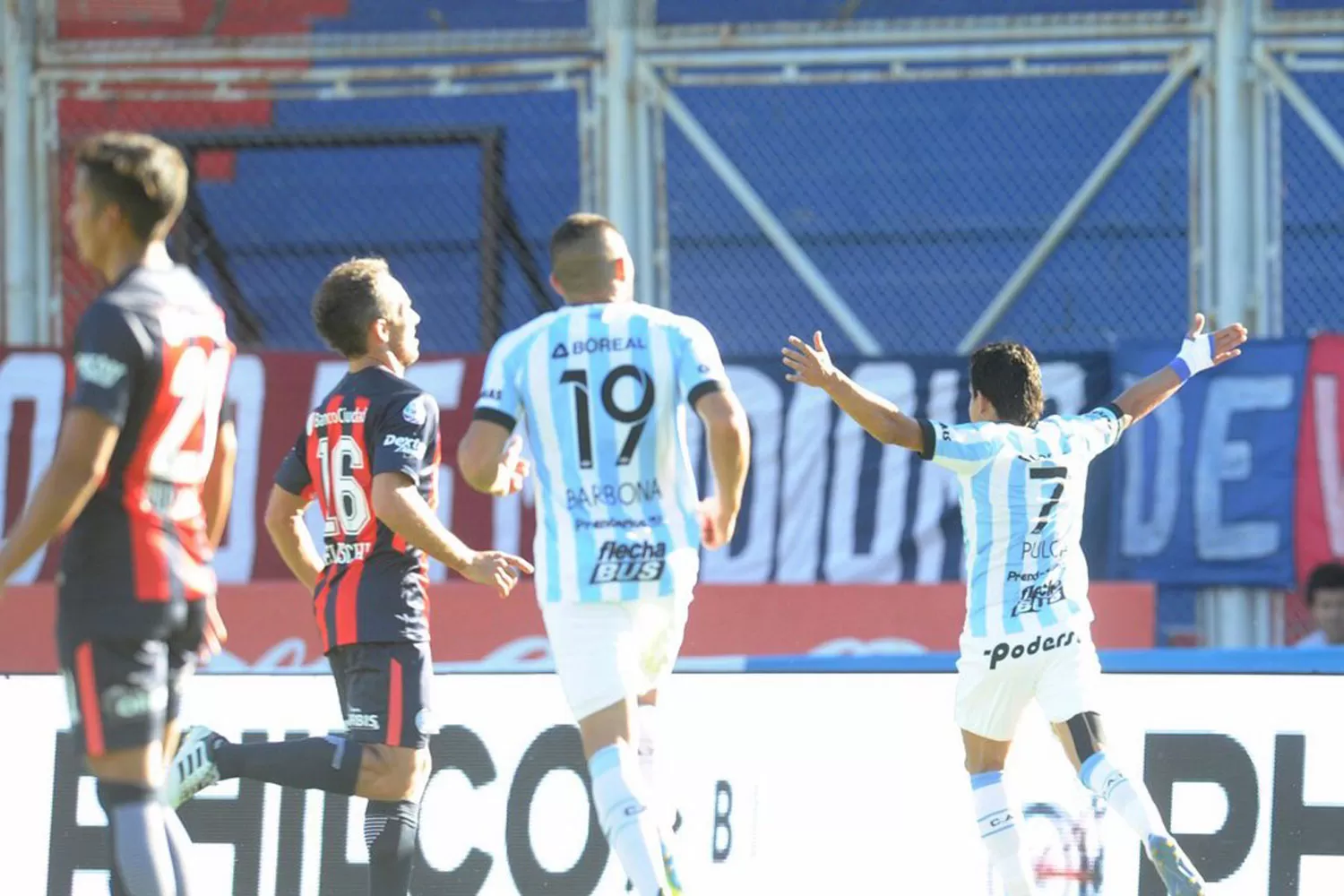 FESTEJO DE GOL. El Pulga tuvo suerte en el penal y abrió la cuenta para Atlético ante San Lorenzo.