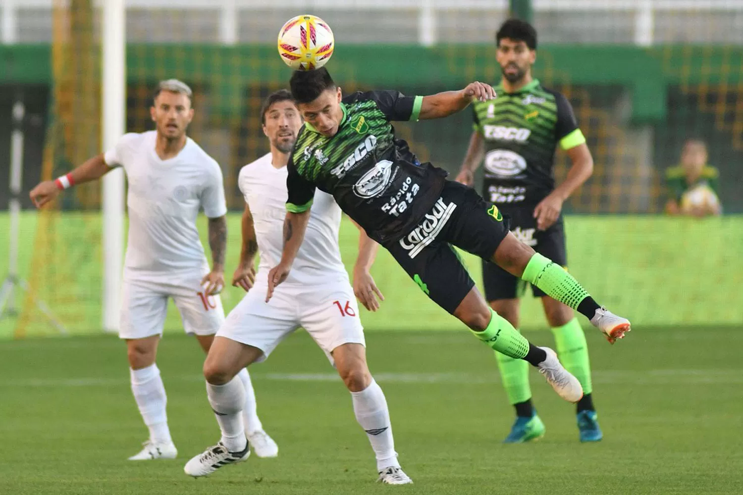 MANO A MANO. Estudiantes y Defensa se pusieron al día en la Superliga.