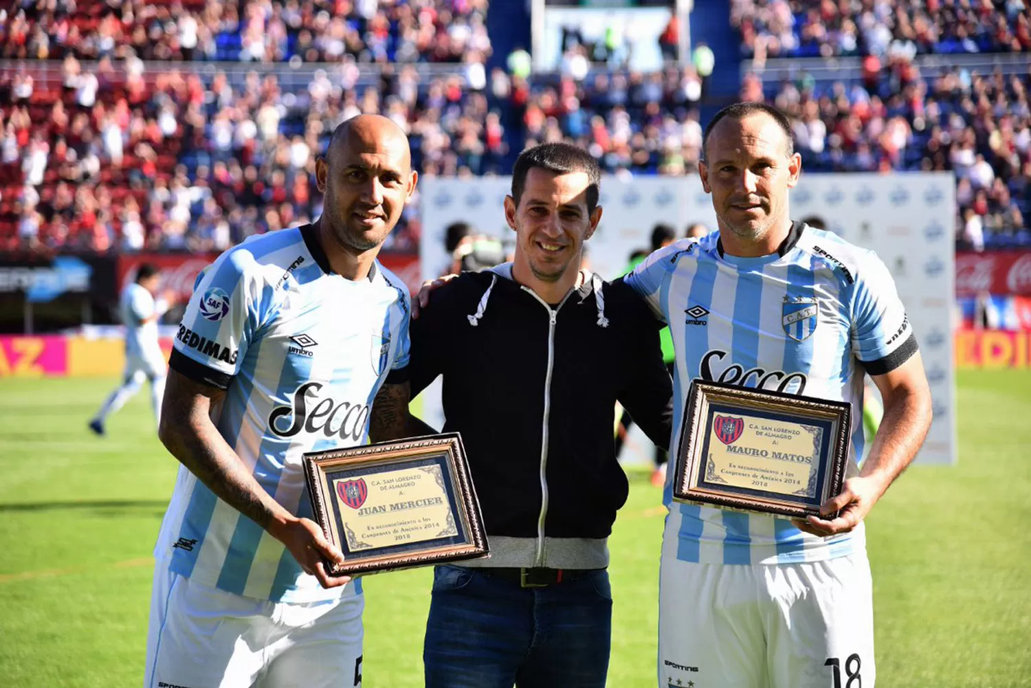 EX CAMPEONES. Mercier y Matos junto al Pipi Romagnoli, posaron con sus plaquetas.