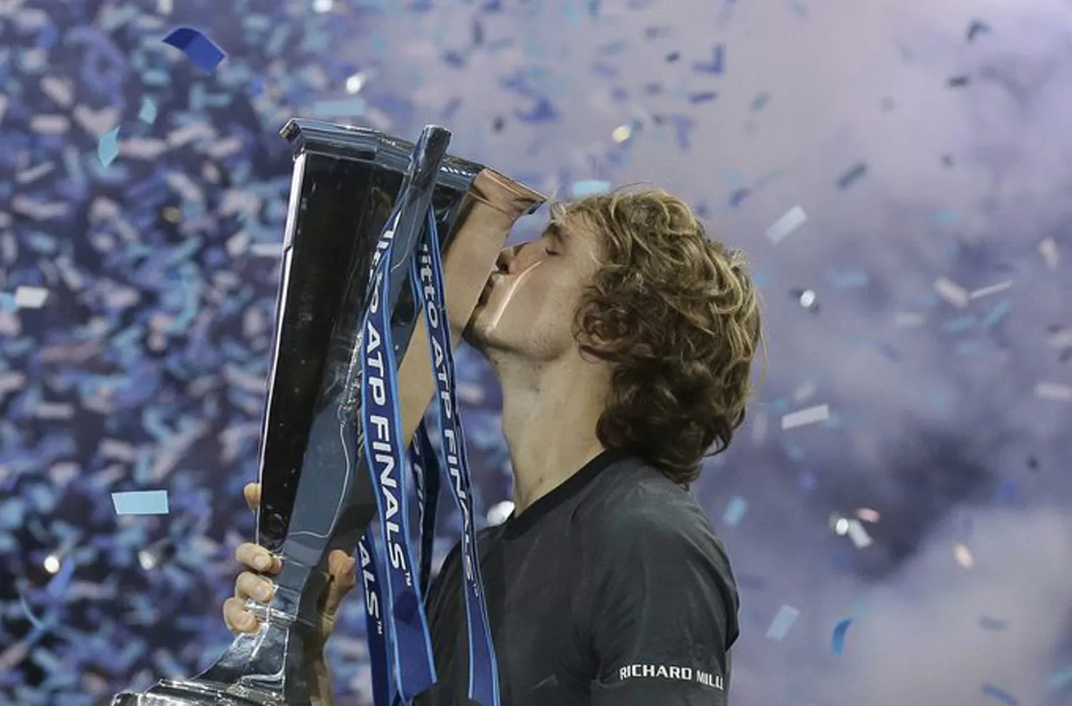 CAMPEÓN. Zverev venció a Djokovic en la final de Londres.