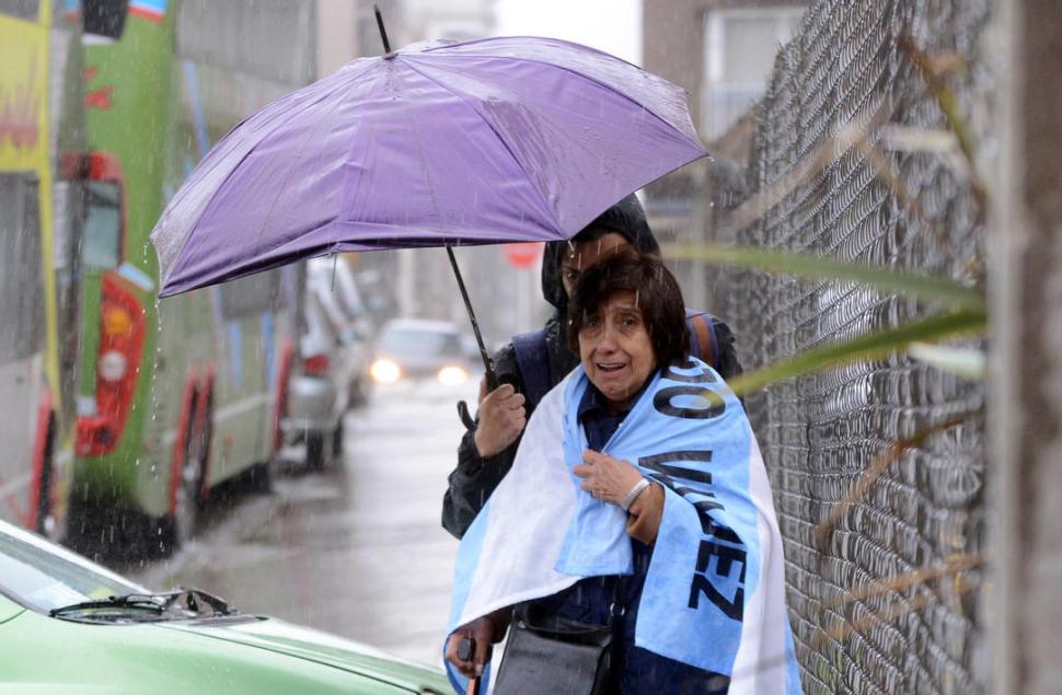 ANGUSTIA. Familiares desconsolados por la noticia.