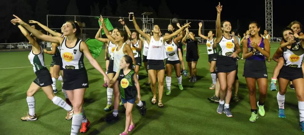 ¡DALE CAMPEÓN, DALE CAMPEÓN! Las jugadoras de Tucumán Rugby dan la vuielta olímpica en el estadio de Natación y Gimnasia. El equipo de Marcos Paz sumó un título más a su historial en el hockey. la gaceta / fotos de DIEGO ARAOZ