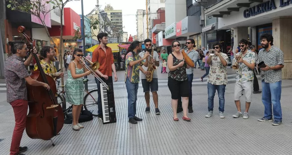 DE LA PLAZOLETA A LA PEATONAL. El sonido brillante de los vientos y el ritmo envolvente de la cumbia calentaron la tarde del viernes en LA GACETA. LA GACETA / FOTO DE HÉCTOR PERALTA.-